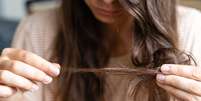 Algumas ações no dia a dia trazem prejuízo a saúde dos cabelos -  Foto: Shutterstock / Alto Astral