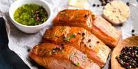 Salmão com limão e alho  Foto: Elena Eryomenko | ShutterStock / Portal EdiCase