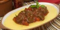 Polenta mole com molho de carne  Foto: Guia da Cozinha