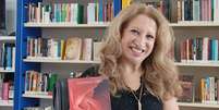 A professora Kátia Giovana lançou um livro com dicas para outras mulheres em situação de vulnerabilidade  Foto: Arquivo Pessoal