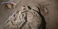 Restos esqueléticos e partes do feixe funerário de uma múmia encontrada por arqueólogos peruanos são vistos nas ruínas de Cajarmarquilla, nos arredores de Lima, Peru, em 24 de abril de 2023  Foto: Sebastian Castaneda