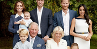O rei Charles III ao lado da rainha consorte, Camilla, dos filhos e netos  Foto: Reprodução