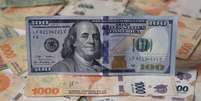 Os argentinos chamam o dólar paralelo de 'blue'  Foto: Getty Images / BBC News Brasil