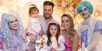 Filha de Thaeme Mariôto, Liz posa com a mãe, o pai, o empresário Fábio Elias, e a irmã, Ivy, de 1 ano, em seu aniversário de 4 anos.  Foto: Divulgação, Tamid Moments / Purepeople