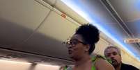 Uma mulher negra foi obrigada a se retirar de um avião da Gol, após ter dificuldade para guardar sua mochila no compartimento de bagagens dentro da aeronave.  Foto: Reprodução/Twitter/@ManoelSoares_ / Estadão