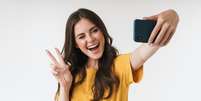 Postar selfies pode ser divertido, mas também pode ser um sinal de narcisismo - Shutterstock  Foto: Alto Astral