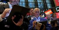 Traders operam na Bolsa de Valores de Nova York
17/02/2023
REUTERS/Brendan McDermid  Foto: Reuters