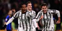 Chiesa celebra gol de Cuadrado pela Juve (Foto: MARCO BERTORELLO / AFP)  Foto: Lance!