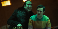 Nicolas Cage e Nicholas Hoult em cena de Renfield.  Foto: Adoro Cinema