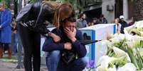 Moradores de Belgrado se emocionam em frente à escola onde ocorreu o crime  Foto: DW / Deutsche Welle