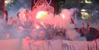 Protesto dos torcedores do PSG contra Messi e Neymar  Foto: Jonathan Rebboah/Panoramic / Reuters