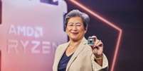 Lisa Su, CEO da AMD, com um chip Ryzen 7000   Foto: divulgação/AMD / Tecnoblog