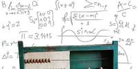 Imagem de ábaco com fórmulas matemáticas ao fundo.  Foto: Montagem sobre Cmglee/Wikimmedia/Reprodução / Guia do Estudante