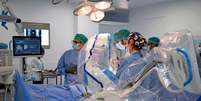 Robô Rosa Knee System em procedimento cirúrgico   Foto: Divulgação