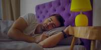 Dormir bem é fundamental para as funções cognitivas  Foto: Nimito / Adobe Stock