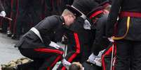 Policiais cuidam de um colega policial que desmaiou em Westminster no dia da coroação do rei Charles  Foto: REUTERS/Marko Djurica
