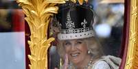 Camilla acena para os suditos após a coroação de Charles   Foto: Toby Melville / Reuters