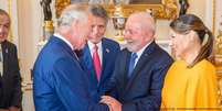 Ao lado da primeira-dama Janja da Silva, Lula cumprimenta o rei Charles em evento no Pal&aacute;cio de Buckingham, em Londres  Foto: DW / Deutsche Welle