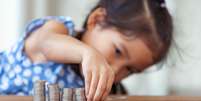 A educação financeira deve ser incluída desde cedo na vida das crianças -  Foto: Shutterstock / Alto Astral