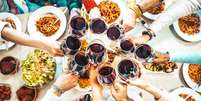 Nada melhor do que tomar uma taça de vinho enquanto come aquele prato que harmoniza direitinho com ele -  Foto: Shutterstock / Alto Astral