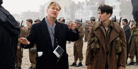 Christopher Nolan e Fionn Whitehead em cena de Dunkirk.  Foto: Adoro Cinema