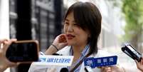 Teresa Xu conversa com rep&oacute;rteres antes de audi&ecirc;ncia em tribunal de Pequim, na China  Foto: REUTERS/Florence Lo