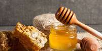 O mel é um ingrediente ideal para adoçar o amor -  Foto: Shutterstock / João Bidu
