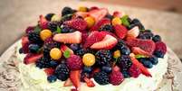 Pavlova de frutas vermelhas, claras, creme de leite fresco e frutas s&atilde;o a base dessa receita cl&aacute;ssica da confeitaria.  Foto: Bake and Cake Gourmet