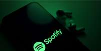 M&uacute;sicas e ouvintes falsos criados por IA tem sido um grande problema para o Spotify.  Foto: Oficina da Net / Oficina da Net