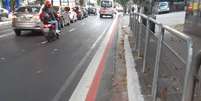 Ciclistas que utilizam a ciclofaixa na Avenida Rebou&ccedil;as criticam a redu&ccedil;&atilde;o do tamanho do espa&ccedil;o para a circula&ccedil;&atilde;o de bicicletas, ap&oacute;s recapeamento da via.  Foto: Reprodu&ccedil;&atilde;o/Twitter/Daniel Guth / Estad&atilde;o
