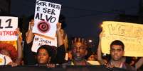 Pessoas negras protestam contra a violência policial, que tem como alvo em sua maioria jovens negros.  Foto: Luiz Souza/iStockPhotos / Alma Preta