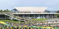 No dia 8 de janeiro, milhares de militantes bolsonaristas invadiram as sedes dos Três Poderes, em Brasília  Foto: Getty Images / BBC News Brasil