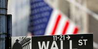Placa em frente à Bolsa de Valores de Nova York sinaliza Wall Street
19/07/2021
REUTERS/Andrew Kelly  Foto: Reuters