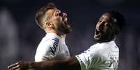 Mendoza (à direita), do Santos, comemora gol marcado contra o Bahia pelo Campeonato Brasileiro, nesta quarta-feira, 10.  Foto: Guilherme Dionizio/Código19 / Gazeta Press