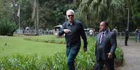 Pedro Bial chegando para a última homenagem à Rita Lee, no Planetário do Parque Ibirapuera, em São Paulo  Foto: Van Campos/Agnews