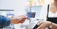 Atualmente, 44,3% das compras presenciais são pagas sem a necessidade de inserir o cartão de crédito ou débito Foto: Nattakorn_Maneerat | Shutterstock / Shutterstock
