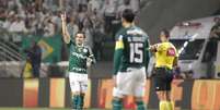 Raphael Veiga, do Palmeiras, comemora gol marcado contra o Grêmio pelo Campeonato Brasileiro nesta quarta-feira, 10,  Foto: Karen Fontes/ISHOOT / Gazeta Press