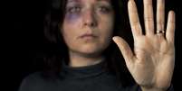 Violência contra mulher é considerada um problema social grave no Brasil; Lei Maria da Penha traz 5 tipos de violências  Foto: Reprodução/iStock/pepifoto