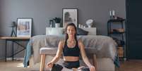 Meditar pode ajudar a combater sintomas da ansiedade  Foto: undrey / Adobe Stock