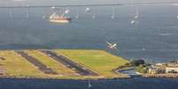 Aeroporto Santos Dumont &eacute; visto do alto do Morro da Urca, no Rio de Janeiro  Foto: Bruno Martins/Getty Images	