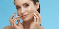 O skin-icing usa o gelo na pele para diminuir o inchado do rosto -  Foto: Shutterstock / Alto Astral