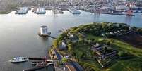 Desde colonização holandesa até se tornar área de recreação urbana, Governors Island, em Nova York (EUA), desempenhou diferentes funções/ hoje, ilha é pioneira da sustentabilidade  Foto: Getty Images / BBC News Brasil