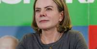 A presidente do PT e deputado pelo Paraná, Gleisi Hoffmann, disse que Michelle Bolsonaro faz o papel de "santa do pau oco" Crédito  Foto: Ricardo Moreira/Getty Images / Perfil Brasil