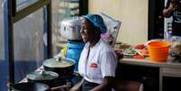 A chef nigeriana Hilda Bassey, 27 anos, tenta quebrar o recorde mundial do Guinness para o maior tempo de culin&aacute;ria por um indiv&iacute;duo, em Lagos, Nig&eacute;ria, em 15 de maio de 2023.  Foto: Reuters/Temilade Adelaja
