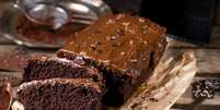 O bolo de chocolate com calda é a receita ideal para o café da tarde  Foto: Guia da Cozinha