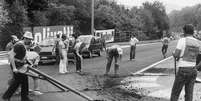 Serviços sendo feito às pressas para acertar o asfalto de Spa em 1985. Mas nao teve prova  Foto: Scuderia Milani / Twitter