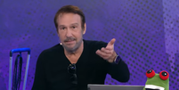O apresentador Emílio Surita abriu o programa desta terça-feira, 17, falando sobre sua saúde  Foto: Reprodução/Youtube