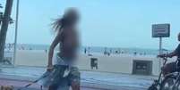 Mulher de topless foi vista passeando com cachorros em Balneário Camboriú  Foto: Reprodução