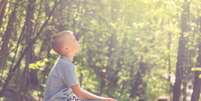 Imagem meramente ilustrativa de um menino tomando sol  Foto: Vitolda Klein/ Unsplash