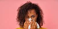 Imagem meramente ilustrativa de uma mulher assoando o nariz  Foto: DoubleAnti / iStock